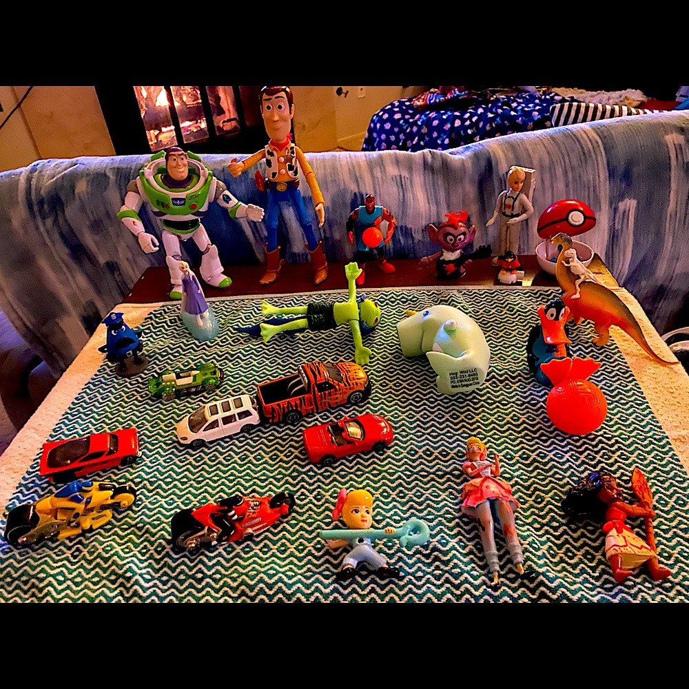 Lot of of toys:Buzz Lightyear, Woody, Space Jam, Barb Trolls, Tangled, Pokemon